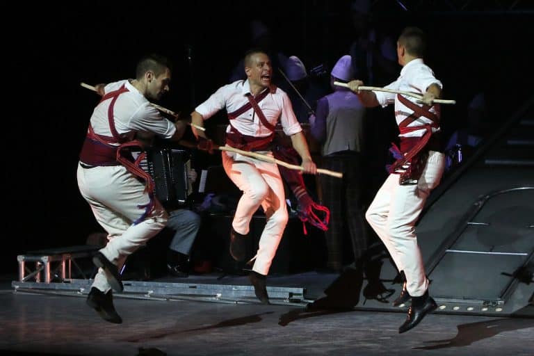 Fricska a londoni reflektorfényben