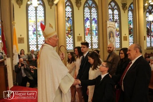 Magyar fiatalokat bérmált az Egyesült Államokban a külföldön élő magyarok püspöke