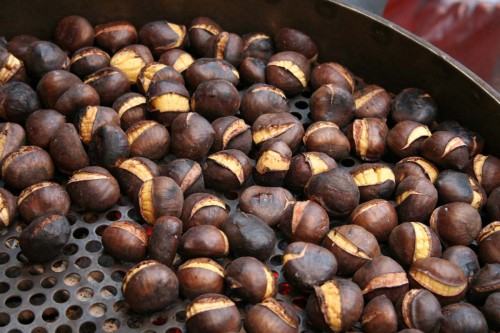 Mással kapartatja ki a gesztenyét