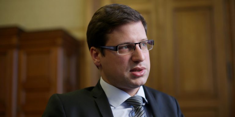 BRÜSSZEL TOVÁBBRA IS ERŐLTETI A KÖTELEZŐ BETELEPÍTÉSI KVÓTÁKAT