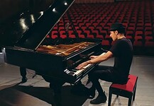 HUNGARIAN PIANO VIRTUOSO PLAYS ASTONISHING QUEEN SONG – VIDEO
