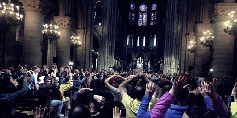 Éveink képe: Notre Dame-ban, felemelt kezekkel