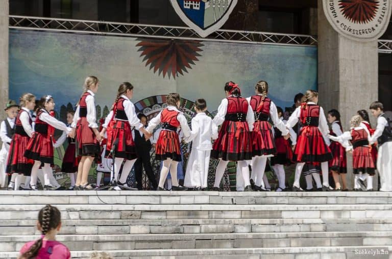 Néptáncos vigadalom a főtéren