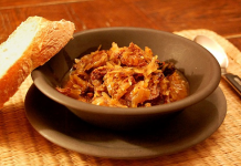 Gombás aszalt-szilvás húsos káposzta