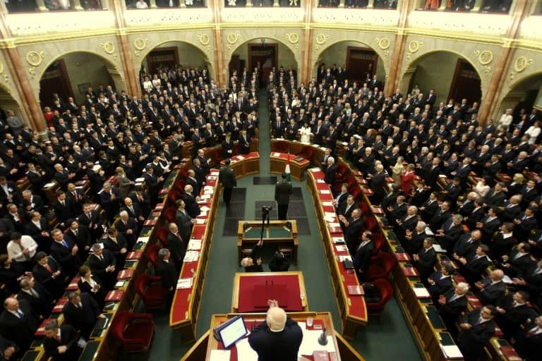 Össze kell hívni a parlament rendkívüli ülését