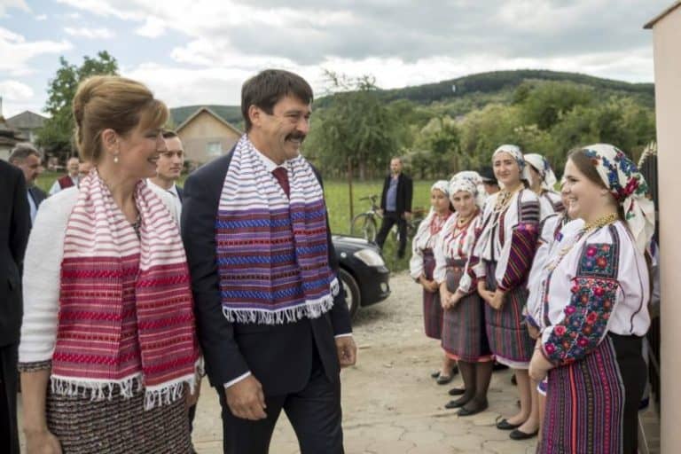 ÁDER JÁNOS SZEMÉLYÉBEN ELŐSZÖR LÁTOGATOTT EL MAGYAR ÁLLAMFŐ A MOLDVAI CSÁNGÓKHOZ