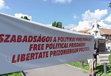 Százak tüntettek a Beke István és Szőcs Zoltán perében hozott ítélet miatt Kézdivásárhelyen
