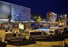 Germany migrants: Protesters face off in Chemnitz