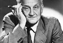 Hátraszaltó kilencvenkét évesen a tengerbe