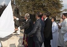 Leleplezték Mindszenty József szobrát