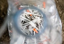 Donald Trump kétpárti támogatottságú törvényt írt alá az opiátfüggőség megfékezéséről