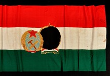 Amikor kivágták a címert – hogyan lett a lyukas zászló 1956 jelképe?