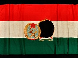 Amikor kivágták a címert – hogyan lett a lyukas zászló 1956 jelképe?