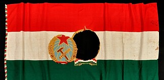 Amikor kivágták a címert – hogyan lett a lyukas zászló 1956 jelképe?