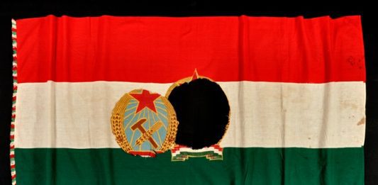 Amikor kivágták a címert – hogyan lett a lyukas zászló 1956 jelképe?
