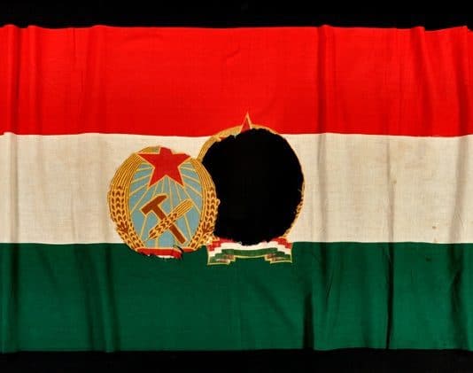 Amikor kivágták a címert – hogyan lett a lyukas zászló 1956 jelképe?