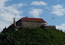 Ukrajna címerére cserélik le a turulmadaras emlékművet a munkácsi várban