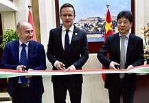 Magyar kereskedelmi központot nyitott Szijjártó Péter Sanghajban