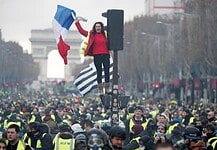 Összecsaptak a rendőrökkel a párizsi tüntetők