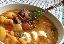 Gyors magyaros krumplileves – Nemcsak kolbász, de még valami más finomság is fő benne!