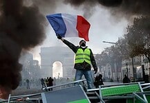 Pályaszéli franciák: kik azok a sárgamellényesek?