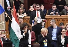 Botrányos magatartást tanúsított a parlamentben az ellenzék