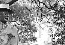 Elszállították Nagy Imre szobrát