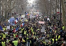 Sérültek Nagy Menete: tízezrek tüntettek Macron és a rendőri brutalitás ellen Párizsban