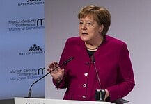 Merkel: a Nyugat nem zárkózhat el Oroszországtól