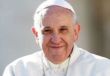 Felnőtteket keresztel meg Ferenc pápa a nagyszombat esti vigília szertartásán