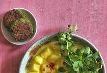 Curry-s kókuszos krumplifőzelék borsófasírttal