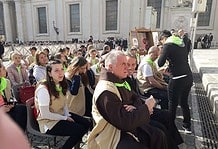 Böjte Csaba és harminc gyerek a Vatikánban találkozott Ferenc pápával