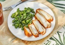 Csirkemell sajtos bundában, spárgával