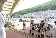 Romanian secret service covered Hungarian text on Pope Francis’s garment