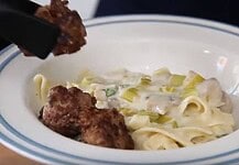 Gombás-pórés tészta fűszeres húsgolyókkal