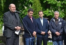 Több százan tüntettek az úzvölgyi temetőgyalázás ellen