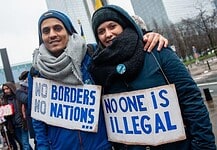 Trump tartja a szavát: vasárnap 10 városból kezdik el kipakolni a migránsokat