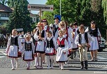 Százak ropták székely népviseletben a táncot Csíkszereda főterén