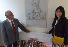 Domborművet kapott az első modern magyar regény írója Felvidéken