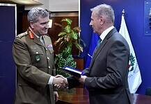 Magyar kitüntetés egy NATO főparancsnok-helyettesnek