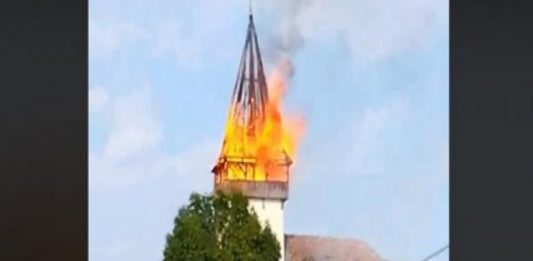 Lángokban áll a több mint 500 éves erdélyi templom tornya