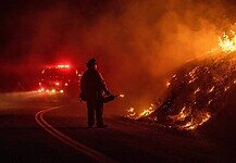 Ezrek menekülnek a tűzvész elől