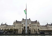 Félárbócra engedték a nemzeti lobogót