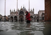 Vészhelyzet Velencében a rekordmagasságú árvíz nyomán