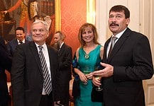 Áder János vendégül látta az ikreken segítő orvoscsapatot