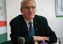 Tőkés: el kell kerülni, hogy kinevessék a magyarságot