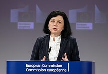 Vera Jourová: indokolt a hetes cikk szerinti eljárás folytatása