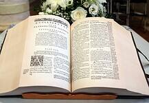 Hasonmás kiadással ünneplik az eredeti Károlyi-bibliát