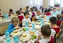 Meleg étel és délutáni oktatás lesz minden iskolában