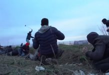 Migránsok dobálják a görög rendőröket az EU határánál